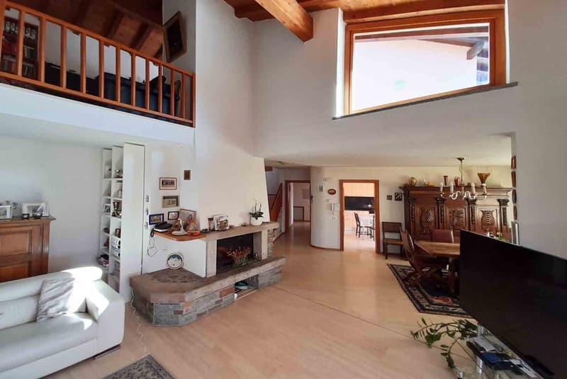 SPLENDIDA VILLA DI 6.5 LOCALI CON AMPIO GIARDINO A CURIO (3)