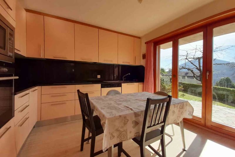 SPLENDIDA VILLA DI 6.5 LOCALI CON AMPIO GIARDINO A CURIO (5)