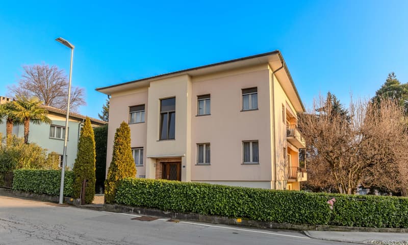 VILLA DI 10 LOCALI CON AMPIO GIARDINO A MORBIO INFERIORE (1)
