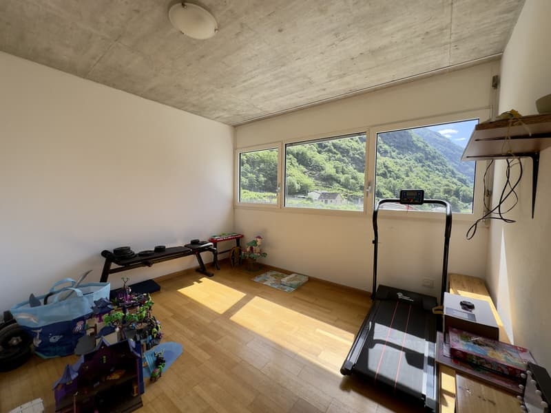 CASA UNIFAMILIARE DI 7 LOCALI CON AMPIO GIARDINO A GIORNICO (8)
