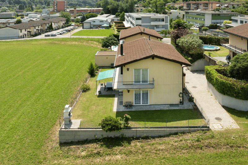OCCASIONE - VILLA DI 5.5 LOCALI CON GIARDINO PRIVATO A BARBE (9)