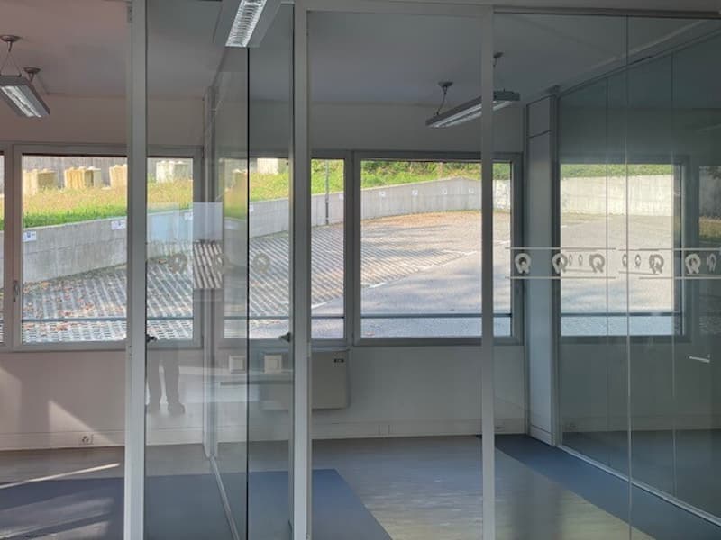 AFFITTASI AREE COMMERCIALI IN STABILE MODERNO A VACALLO (1)