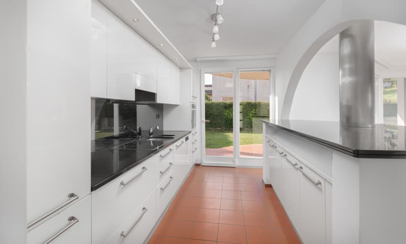 VILLA UNIFAMILIARE DI 5.5 LOCALI CON AMPIO GIARDINO A BEDANO (1)