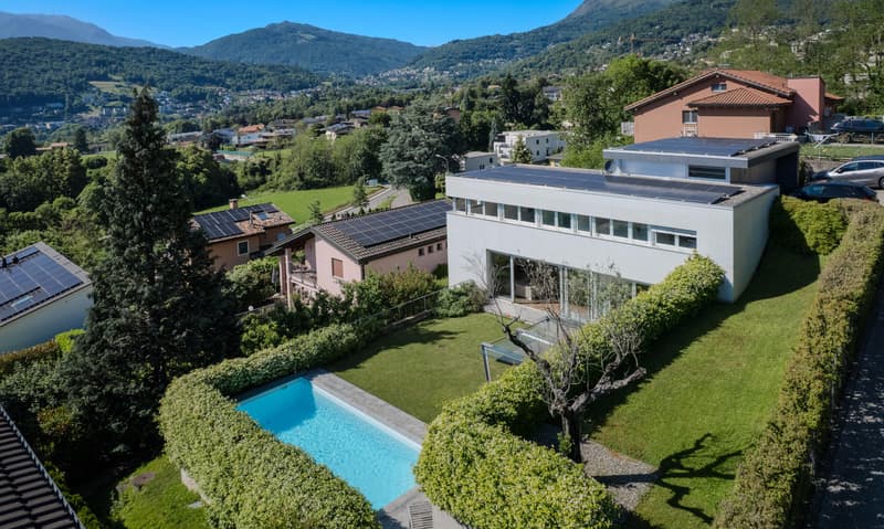 ESCLUSIVA VILLA 6.5 LOCALI CON PISCINA E GIARDINO A CADRO (2)