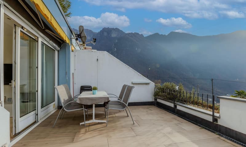 BELLISSIMO E AMPIO 2.5 VISTA LAGO CON TERRAZZA A ROVIO (2)