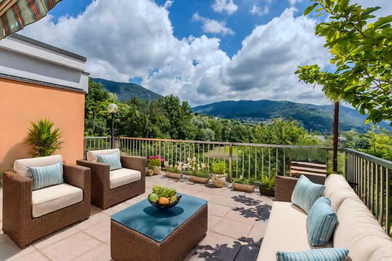 VILLA IN ZONA RISERVATA CON AMPIO GIARDINO A COLDRERIO (1)