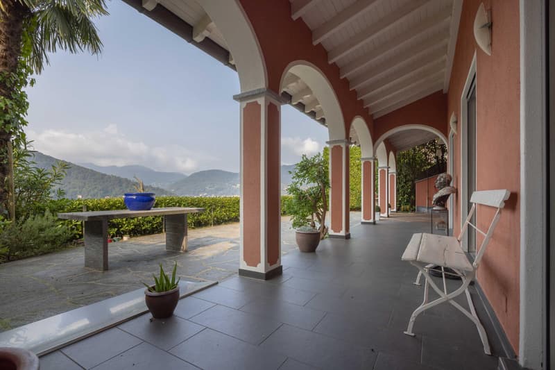 MERAVIGLIOSA VILLA 5.5 CON VISTA LAGO IN COLLINA D'ORO (1)