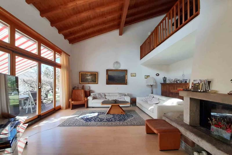 SPLENDIDA VILLA DI 6.5 LOCALI CON AMPIO GIARDINO A CURIO (2)