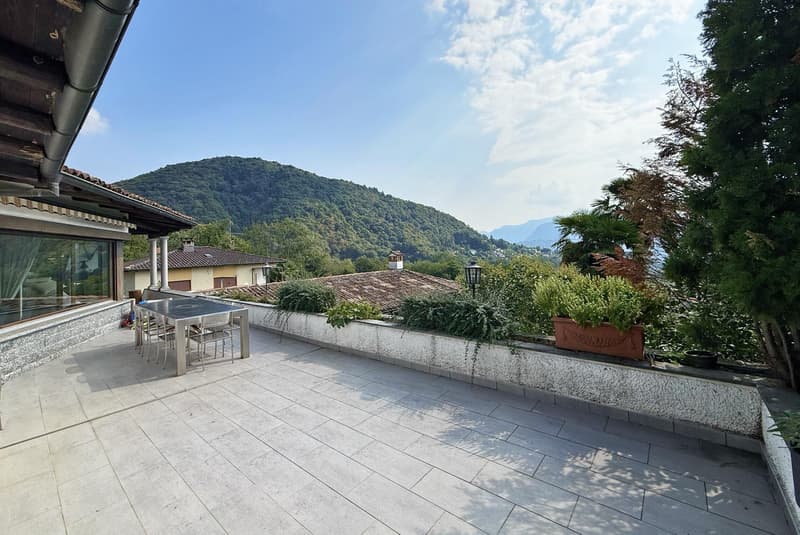 STUPENDA VILLA 5.5 CON VISTA LAGO E PISCINA INTERNA A PURA (8)