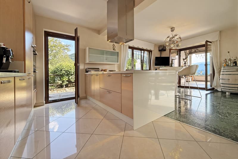 STUPENDA VILLA 5.5 CON VISTA LAGO E PISCINA INTERNA A PURA (2)