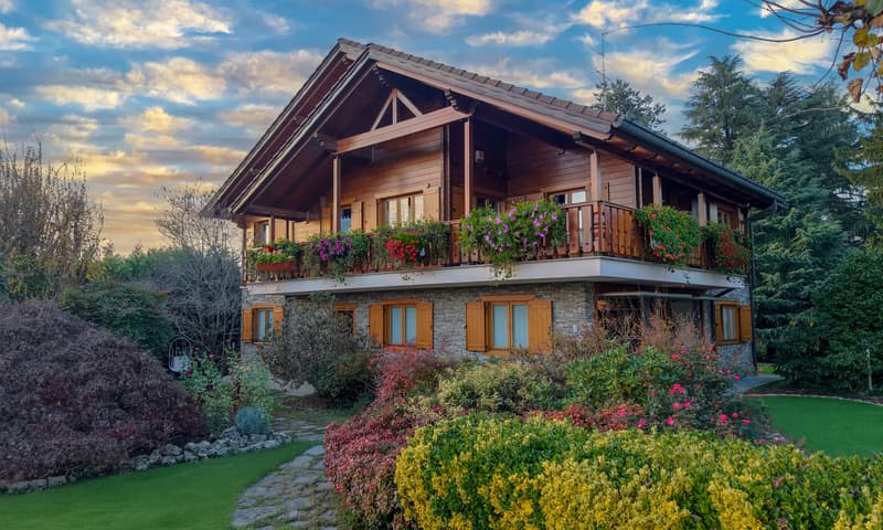 SPLENDIDA VILLA BIFAMILIARE 11 LOCALI IN PROVINCIA DI COMO (1)