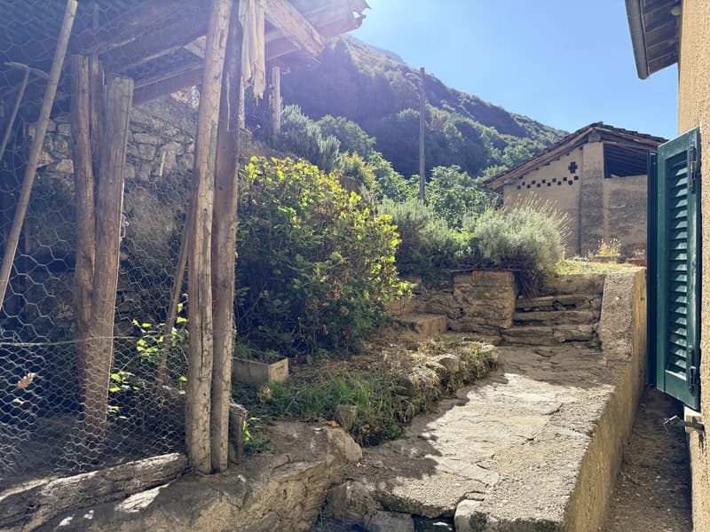 DIMORA DI CHARME CON GIARDINO E GARAGE IN NUCLEO A PUGERNA (13)