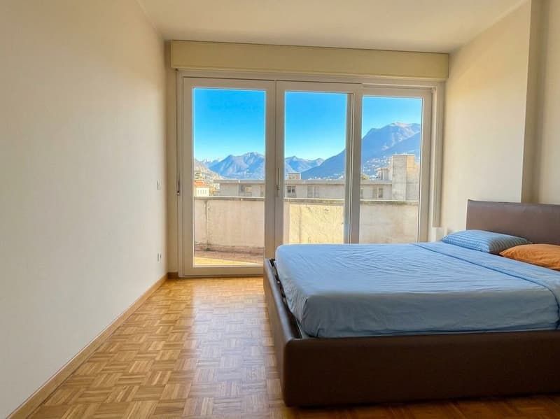 ELEGANTE 3.5 LOCALI CON TERRAZZA E SCORCIO LAGO A PARADISO (10)