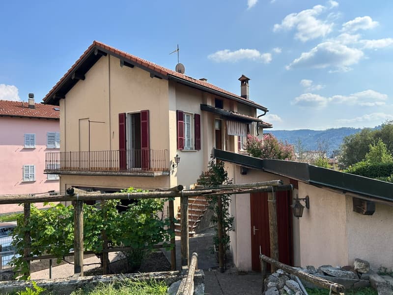 CASA DI 5 LOCALI CON GRANDE MAGAZZINO E GIARDINO A BALERNA (2)