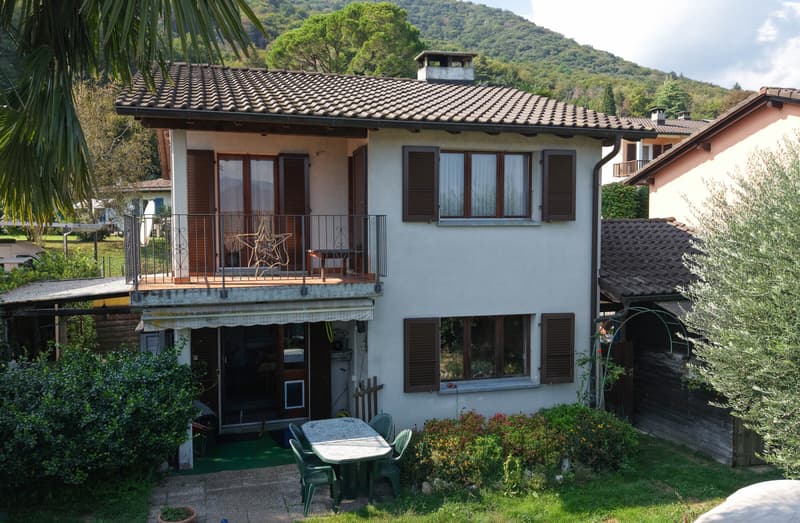 VILLA DI 5.5 LOCALI CON GIARDINO IMMERSA NEL VERDE A PURA (1)
