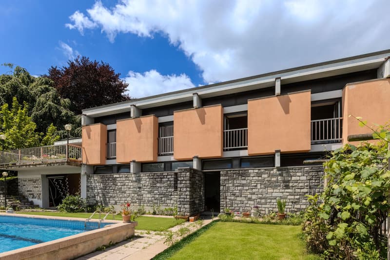 VILLA IN ZONA RISERVATA CON AMPIO GIARDINO A COLDRERIO (11)