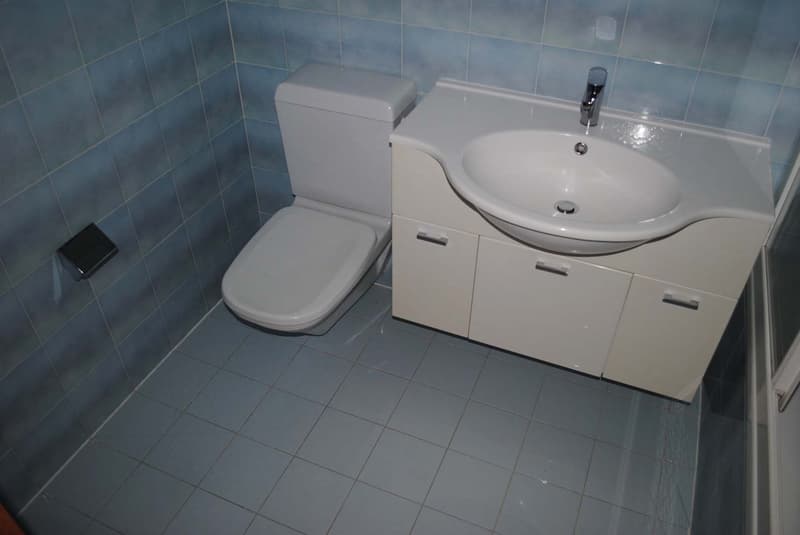COMODO 2.5 CON TERRAZZA IN RESIDENZA CON PISCINA A COMANO (12)