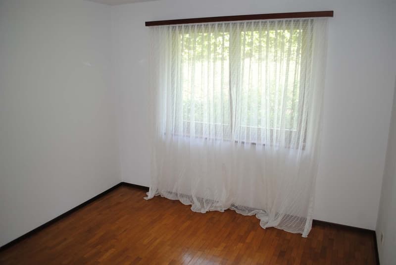 COMODO 2.5 CON TERRAZZA IN RESIDENZA CON PISCINA A COMANO (9)