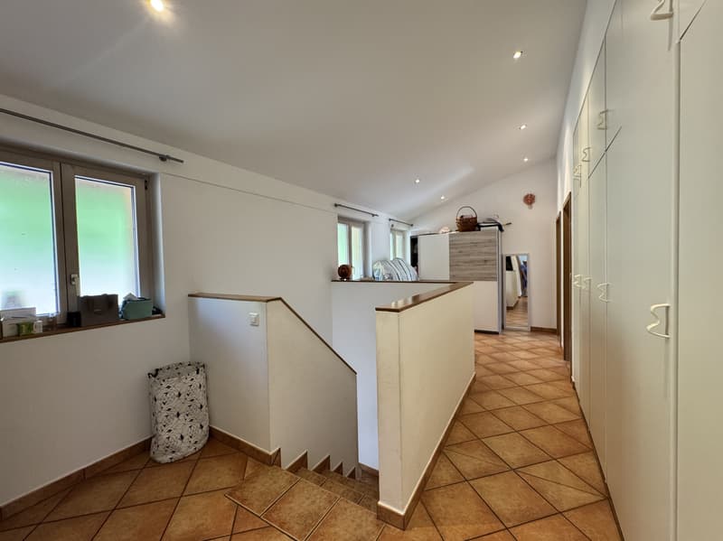 CASA GEMELLA DI 8.5 LOCALI CON PISCINA E TERRENO A MELANO (7)