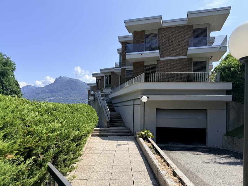 ELEGANTE 4.5 LOCALI CON VERANDA E SCORCIO SUL LAGO A LORETO (9)