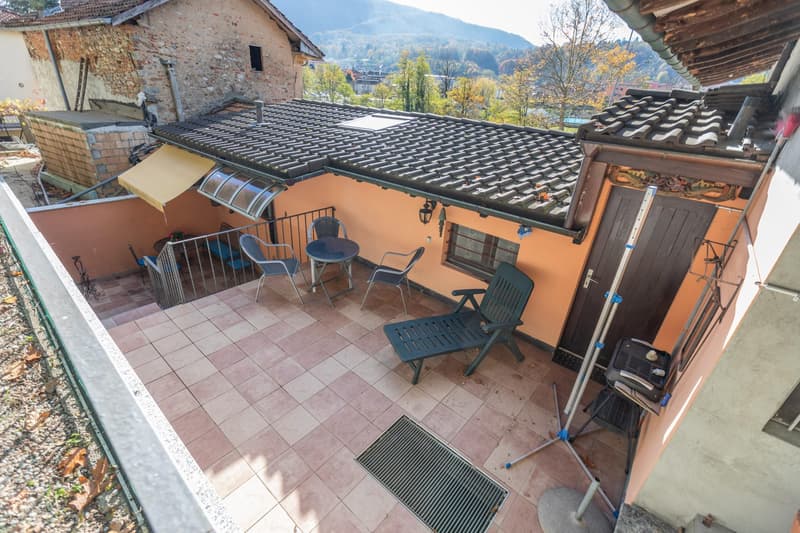 SPLENDIDA CASA DI 3.5 LOCALI CON TERRAZZE A PONTE TRESA (13)
