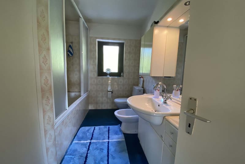 CASA BIFAMILIARE 8.5 LOCALI CON TERRENO EDIFICABILE A LAMONE (12)