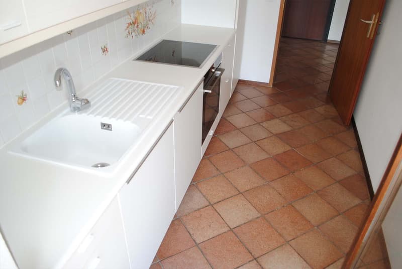 COMODO 2.5 CON TERRAZZA IN RESIDENZA CON PISCINA A COMANO (8)