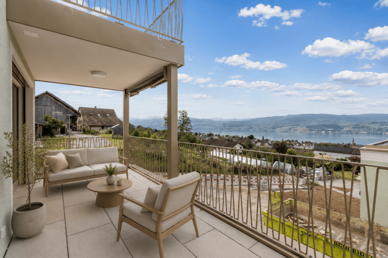 Terrasse mit Seesicht, mit KI-Möblierung