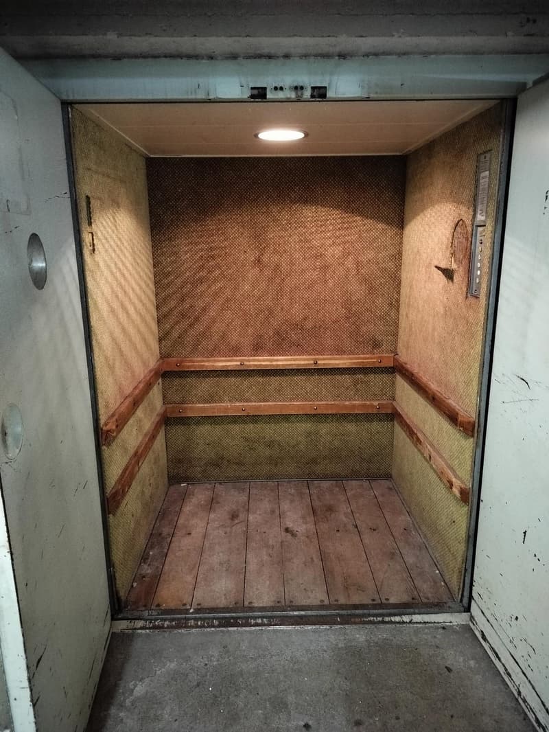 2. UG, Warenlift