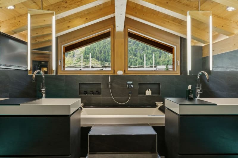 Badezimmer mit Whirlwanne und Regendusche