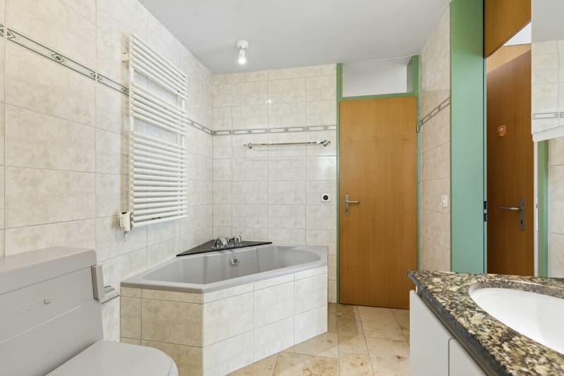 Badezimmer mit Dusche und Badewanne