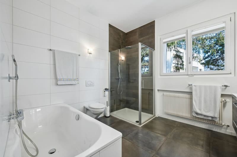 Badezimmer mit Dusche und Badewanne