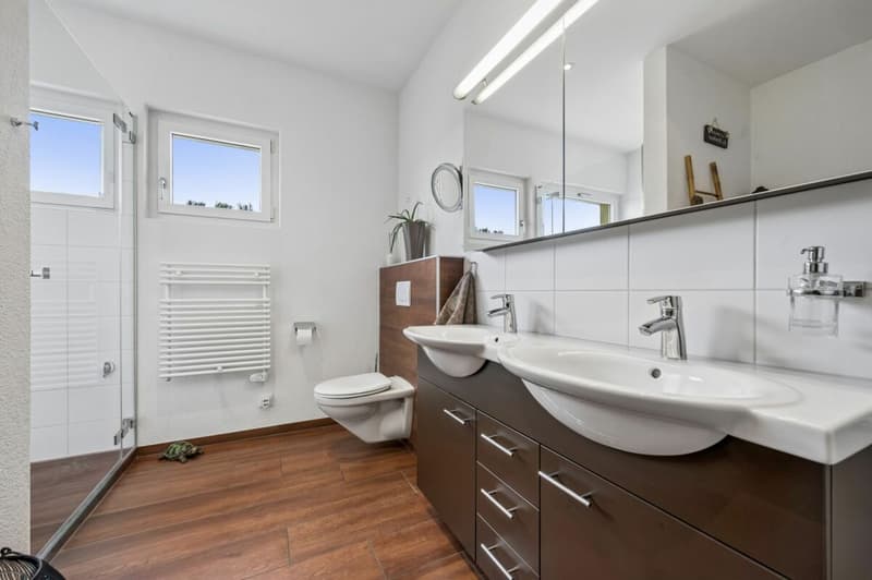 Badezimmer mit Badewanne, Dusche und Doppelwaschbecken