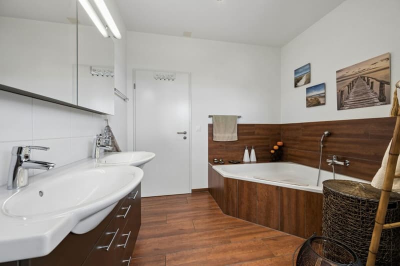 Badezimmer mit Badewanne, Dusche und Doppelwaschbecken
