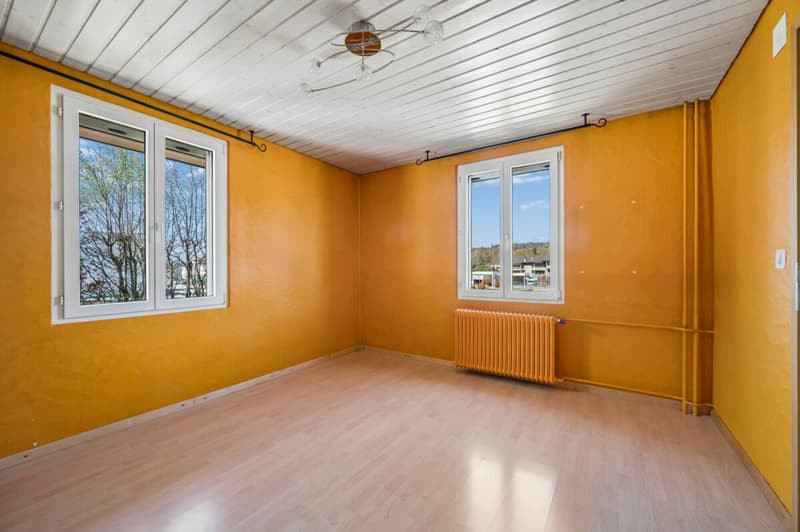 Heller Raum mit Farbakzent