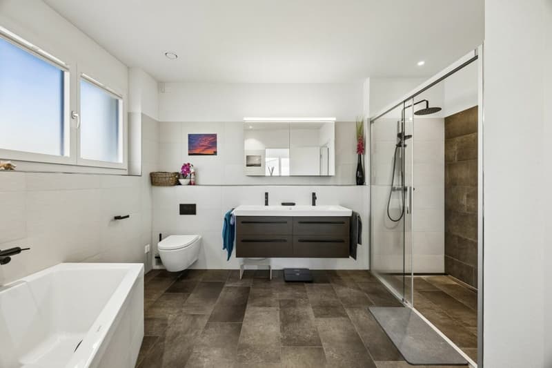 Badezimmer mit Dusche und Badewanne