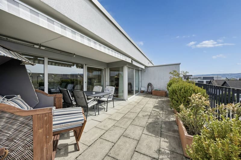 Grosse, sonnenverwöhnte Terrasse