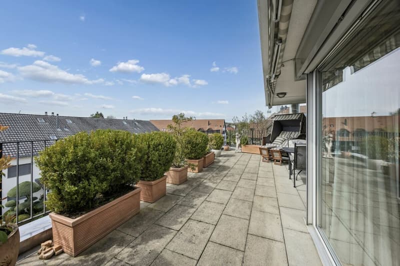 Grosse, sonnenverwöhnte Terrasse