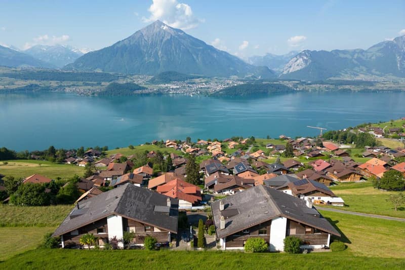 Idyllische See- und Bergsicht