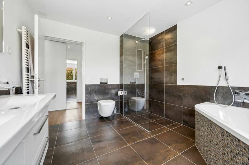 Badezimmer mit Dusche und Badewanne