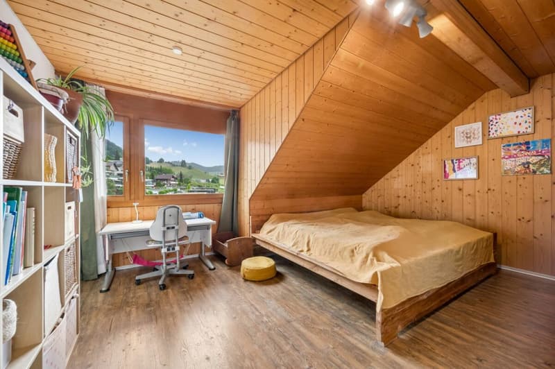 Renovierte Dachwohnung mit Weitblick an bevorzugter Wohnlage in Goldiwil (9)