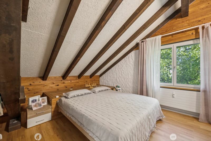 Helles Schlafzimmer mit rustikalem Charakter