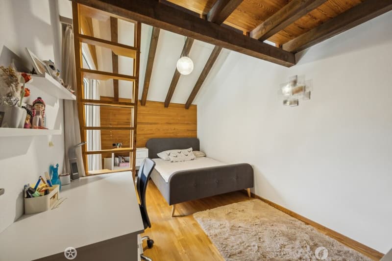Zimmer mit sichtbaren Holzbalken