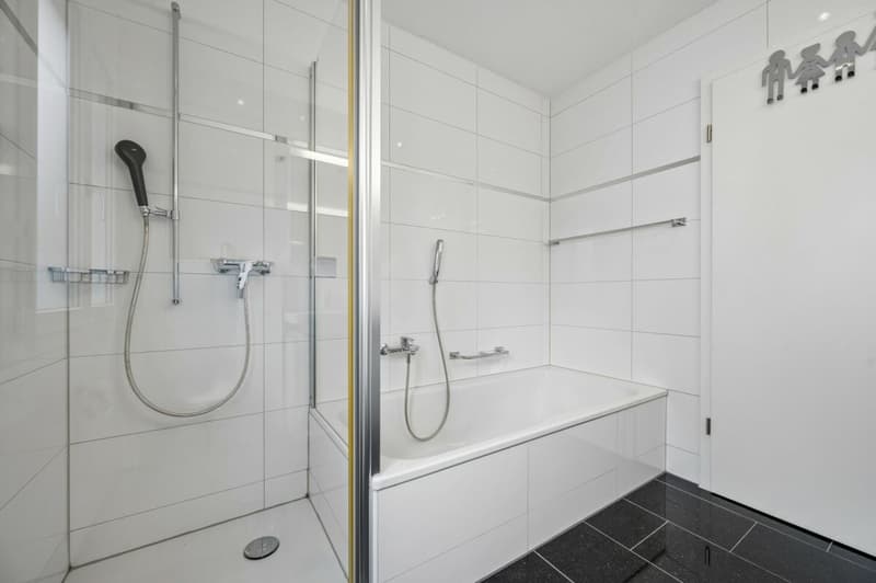 Badezimmer mit Badewanne und Dusche