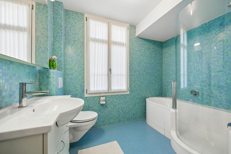 Badezimmer mit Duschbadewanne