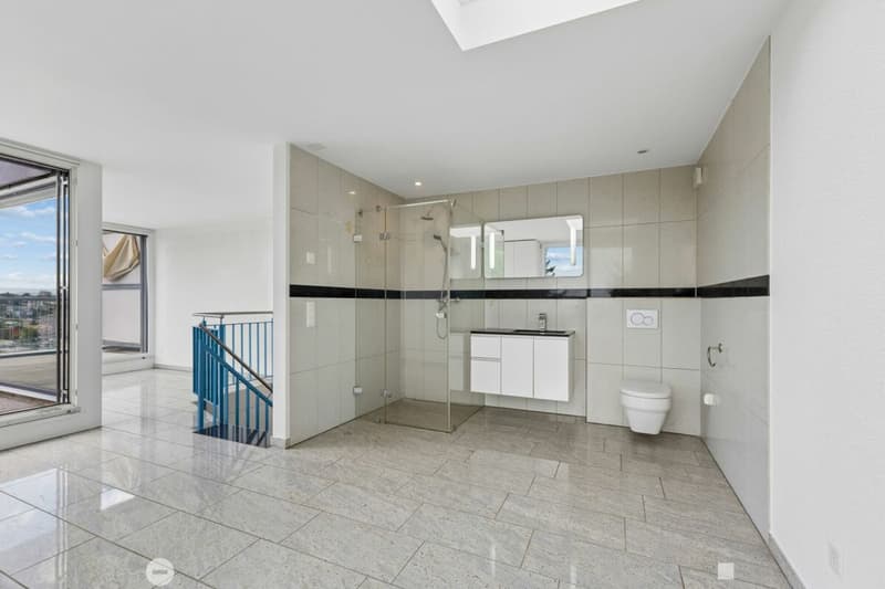 Attikageschoss mit grosszügigem Badezimmer