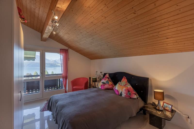 Zimmer mit Zugang auf den Balkon