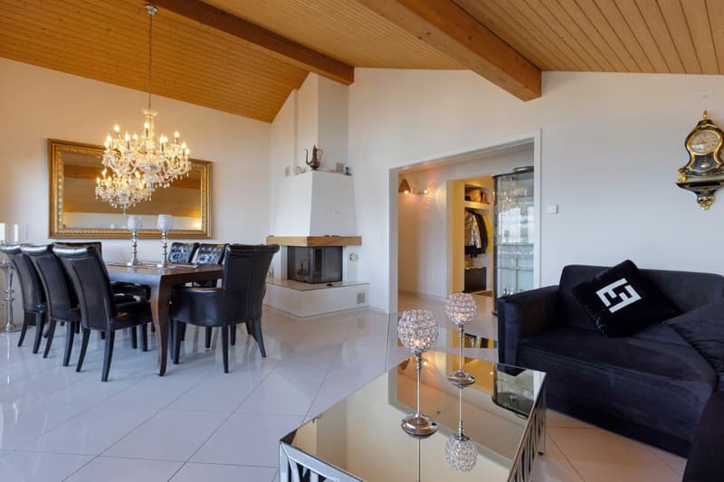 Wohn- und Esszimmer mit Cheminée