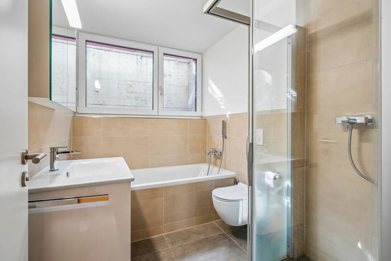 Badezimmer mit Dusche und Badewanne