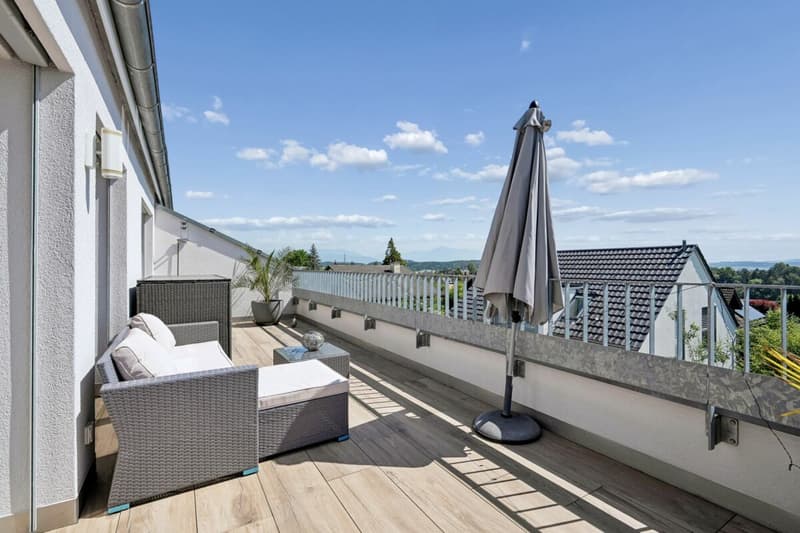 Sonnige Terrasse mit Weitblick